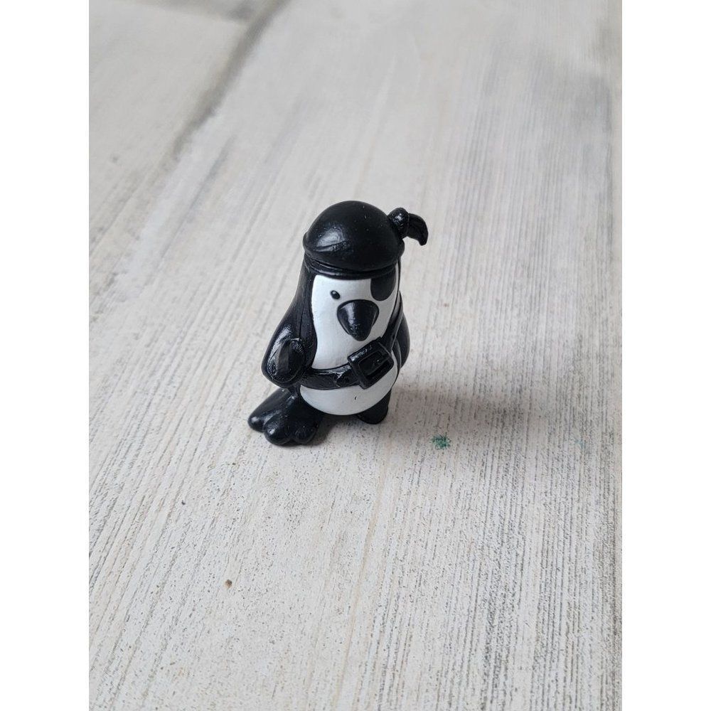 Mini penguin pirate eyepatch peg leg toy figure‎